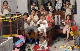 广东湛江一网友分享73岁母亲带着三十多个孙子孙女玩的视频，获多名网友祝福：像孙悟空的猴子猴孙
