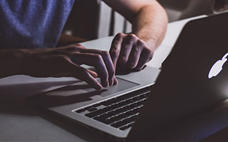 河北昌黎一钢铁厂突发塔吊倒塌事故，当地应急管理局：司机不幸遇难