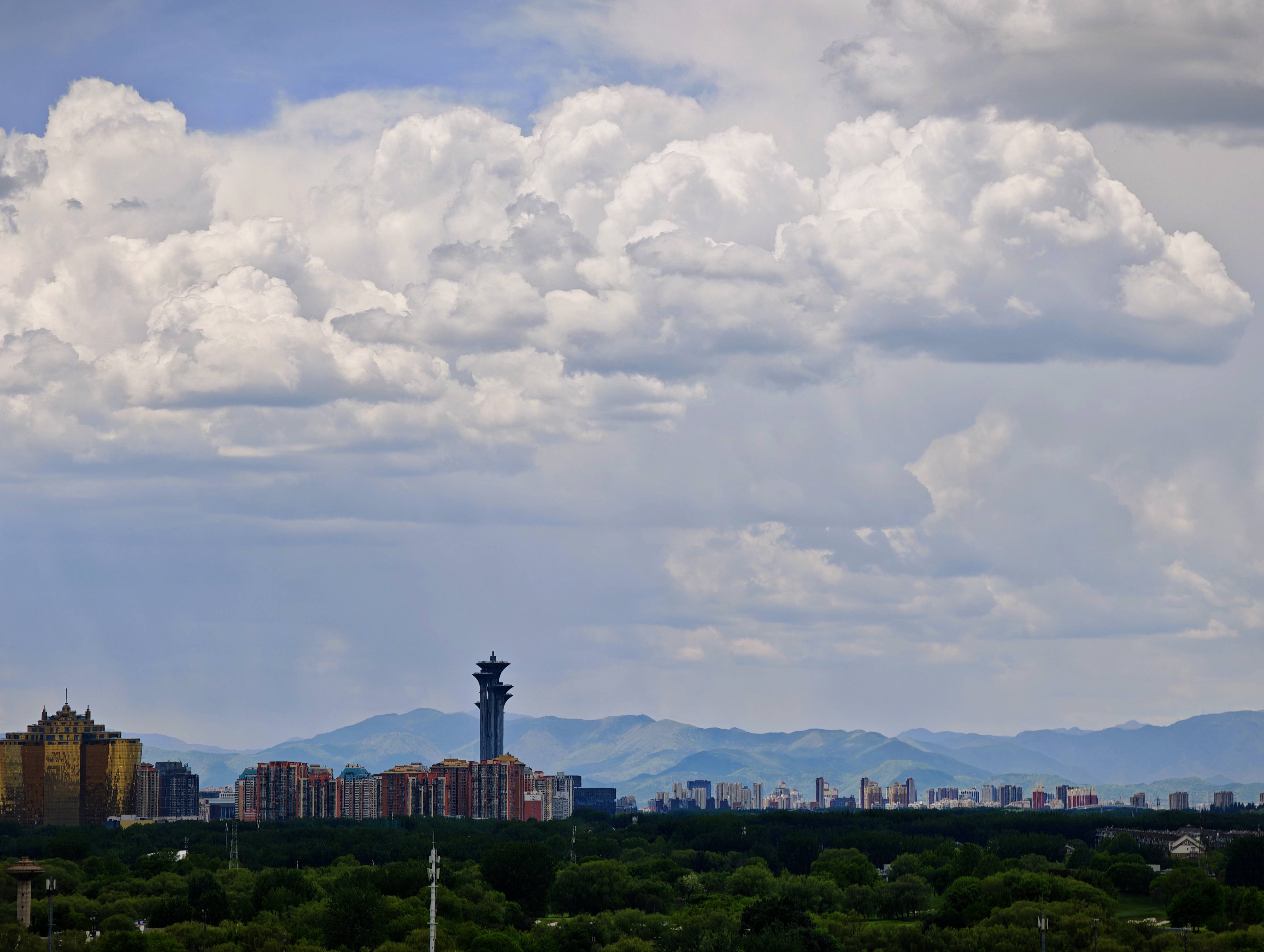 出现“雨幡”奇景,北京今天的云像“天空之城”
