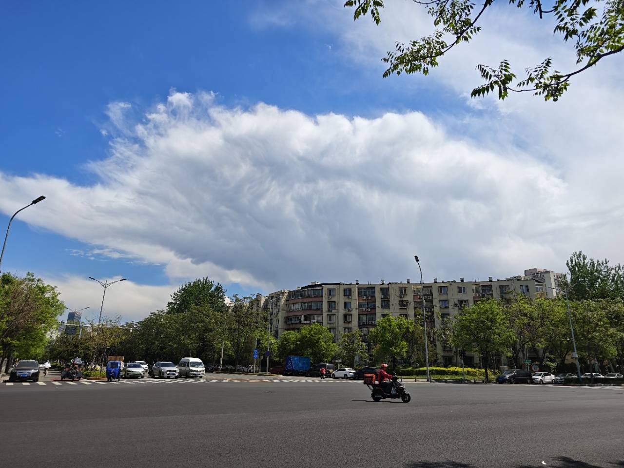 出现“雨幡”奇景,北京今天的云像“天空之城”