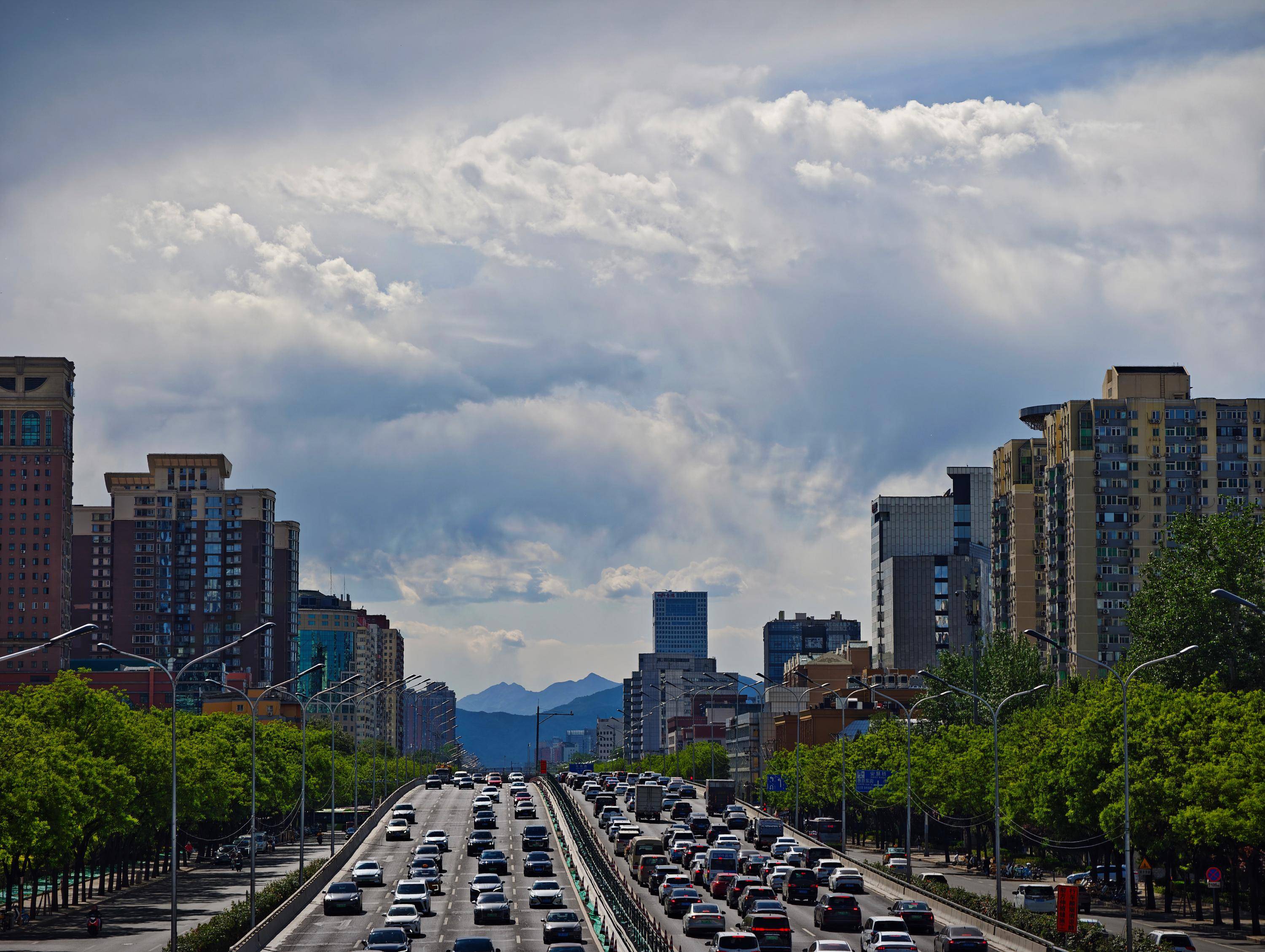出现“雨幡”奇景,北京今天的云像“天空之城”