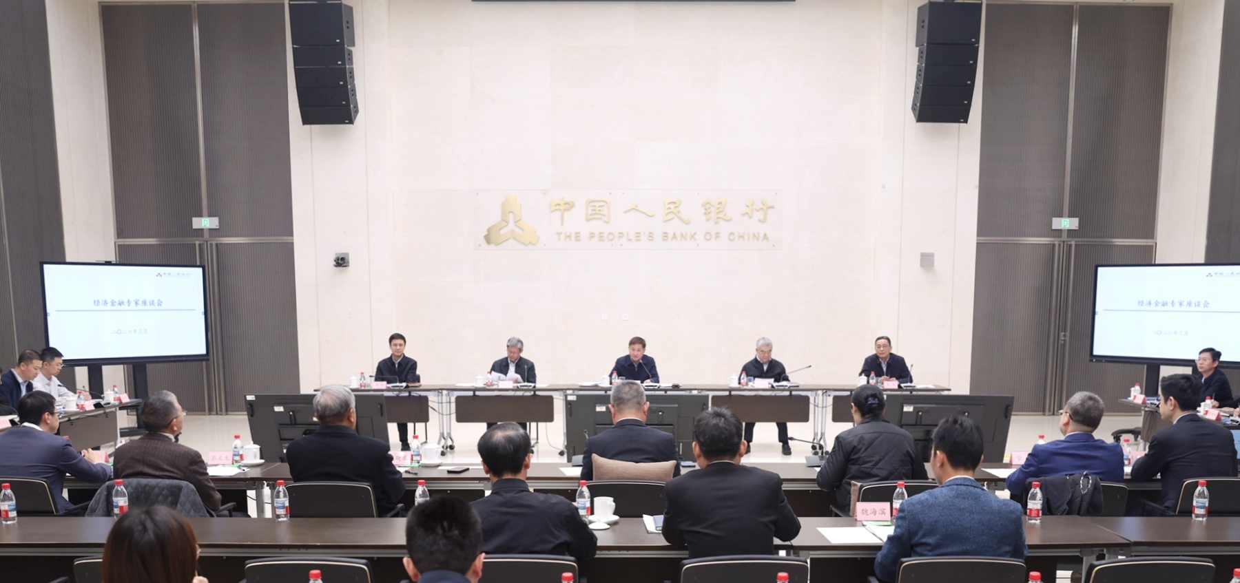 紧缩性的货币政策(紧缩性的货币政策如何影响AD曲线的移动?)